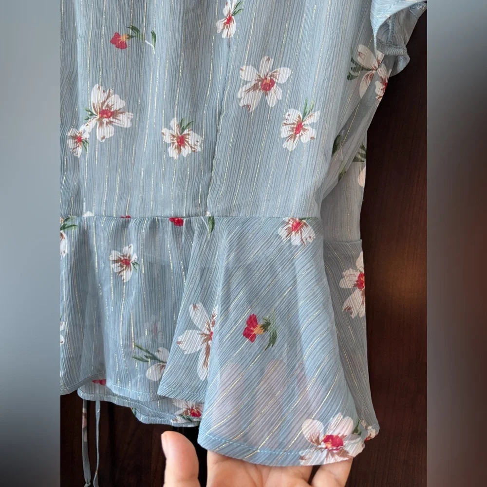 🚨4X$25🚨 Lulu's Blue Floral Wrap Top - Picture 9 of 10